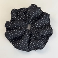 Dettaglio di elastico scrunchie nero in seersucker con stampa di stelle bianche e texture - Sfondo Nero Stile Stella Bianca (26715B)