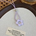 Detalle del collar de flores lavanda con cordón violeta ajustable en bandeja de madera - Flor Púrpura