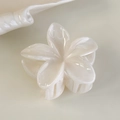 Primer plano de la pinza para el cabello de flor blanco crema con acabado nacarado - Flor Blanca (25706A)