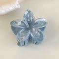 Detalle de la pinza para el pelo floral con diseño de mármol azul y muelle de metal - Flor Gris Azulada (25706C)