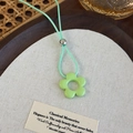 Detalle del colgante de flor verde con cordón trenzado y cuenta ajustable de plata - Flor Verde
