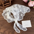 Franse vintage witte kant bloemen haarband accessoire op een rustieke houten tafel - Wit