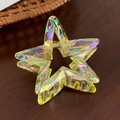 Dettaglio molletta per capelli a stella gialla olografica con finitura arcobaleno lucida - Giallo Cangiante