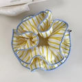 Détail d'un chouchou à rayures jaunes et blanches avec liseré bleu clair - Rayures Jaune Blanc