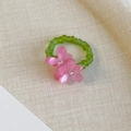 Dettaglio anello di perline con fiori rosa e sfere verdi traslucide fatte a mano - Perline verdi fiori rosa (26771B)