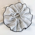 Detailaufnahme von weißem Chiffon-Haargummi mit schwarzen Punkten und feiner Paspelierung - Weiß mit schwarzen Punkten