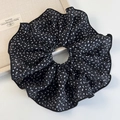 Vista dettagliata del tessuto a rete a pois neri e delle pieghe sul grande scrunchie - Nero Pois Bianchi