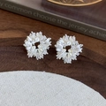 Pendientes de flores en plata con perlas blancas y circonitas cúbicas brillantes - Estilo Floral Plateado