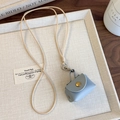 Détail du mini sac porte-monnaie en cuir PU bleu clair avec bouton pression doré et cordon - Sac Bleu Gris