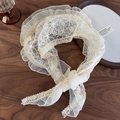 Détail de la broderie florale en dentelle blanche sur un foulard de cheveux vintage français - Style Foulard Triangle (26802C)