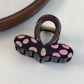 Detail van zwarte haarklem met roze en groene stippen en een gouden metalen veer - Roze Groen Emaille Hart Stijl (26805A)