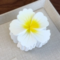 Détail d'une pince à cheveux fleur de frangipanier dégradé blanc et jaune sur plateau - Fleur Blanche avec Centre Jaune