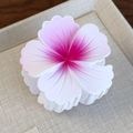 Détail macro d'une grande pince à cheveux fleur dégradée avec une finition mate givrée - Fleur Blanche avec Centre Rouge