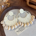 Böhmische Raffia-Ohrringe mit natürlichen Muscheln für den Sommer-Strandurlaub - Gebrochenes Weiß