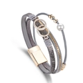 Bracciale wrap bohémien multistrato con pelle grigia, perline dorate e una perla - Grigio