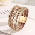 Mehrlagiges Boho-Armband aus PU-Leder mit glänzenden Strasssteinen und Magnetverschluss - Gold