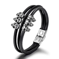 Bracciale multistrato in pelle nera da uomo con cinque teschi in argento e chiusura in acciaio - Nero