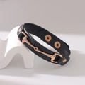 Modisches schwarzes Lederarmband mit roségoldener Gebissschnalle und Doppelknopfverschluss - Schwarz