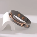 Verstellbares graues doppellagiges Lederarmband mit Roségold-Trensenschnalle - Grau