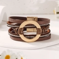Bracciale multistrato in pelle stile boho con cerchio dorato in cristallo e chiusura - Marrone