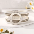 Pulsera de cuero blanco multicapa con anillos plateados, pedrería y cierre magnético - Blanco