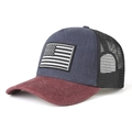 Detail van meerkleurige truckerpet met Amerikaanse vlagpatch en ademende mesh achterkant - L (58-60cm) / Wijnrode Rand