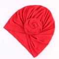 Detailierte Textur eines roten Turban-Hutes mit dekorativem gestricktem Rosenknoten - Rot