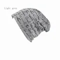 Bonnet tombant gris clair avec imprimé typographique noir pour un style décontracté - Gris clair