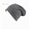 Bonnet en tricot gris foncé avec lettres cursives noires pour un look style urbain - gris foncé