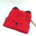 Cappellino neonato in maglia rossa con orecchie da orso e viso ricamato su bianco - Taglia unica / Rosso