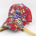Detalle de gorra de béisbol roja floral con malla transpirable y estampado de rosas - Ajustable / Rojo
