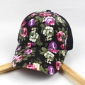 Vista detallada de la gorra de rejilla negra con estampado floral y costuras de calidad - Ajustable / Negro
