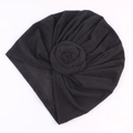 Gros plan d'un turban noir avec nœud floral en 3D et détails plissés élégants - Noir