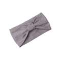 Detalle de diadema de punto lila con nudo y textura acanalada para lavado de cara - Gris claro