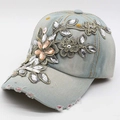 Cappellino da baseball in denim azzurro da donna con ricamo floreale e strass lucidi - Regolabile / Blu Pallido