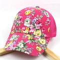 Vista detallada de la gorra de béisbol de malla floral con base rosa y diseño de rosas - Ajustable / Rosa Rojo