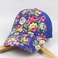 Vista detallada de gorra de béisbol de flores púrpuras con malla azul y rosas - Ajustable / Azul Real