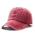 Dettaglio del ricamo Yours su un cappellino da baseball bordeaux in cotone lavato - Taglia unica / Rosso Vino