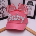 Dettaglio cappellino rosa per bambini con fiocco in pizzo, perle e scritte baby in strass - Regolabile / Rosso anguria