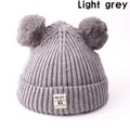 Berretto invernale in maglia grigio chiaro per neonato con due pompon e lana morbida - Grigio