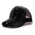 Détail de la casquette noire avec strass scintillants et filet respirant à l'arrière - Noir