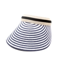 Detailansicht eines Stroh-Sonnenvisiers mit blau-weißen Streifen und beigefarbenem Band - Marineblau