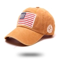 Detail van de vintage gewassen mosterdgele honkbalpet met Amerikaanse vlag en USA-borduur - Verstelbaar / Geel