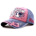 Detalle de gorra vaquera lavada roja y azul con bordado de tiburón y bordes desgastados - Talla única / Burdeos
