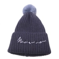 Détail du bonnet en tricot bleu marine avec pompon bleu clair et broderie cursive blanche - Taille unique / Bleu marine