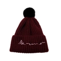 Détails de la texture tricotée côtelée du bonnet bordeaux avec broderie blanche - Taille unique / Bordeaux