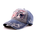 Detalle del bordado y la tela vaquera desgastada en la gorra de béisbol de tiburón - Talla única / Azul marino