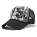 Moderne trucker pet met grijs puzzelpatroon en zwart mesh net voor optimale zonbescherming - Eén maat / Grijs