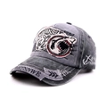 Detalle del bordado de tiburón y acabados desgastados en gorra denim lavado - Talla única / gris oscuro