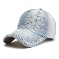Casquette en denim avec motif flocon en strass et bordure décorée de rivets argentés - Taille unique / Flocon de Neige Bleu Clair